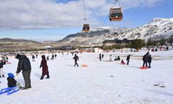 Belediyenin sömestir sürprizi çocukları Davraz'da karla buluşturdu