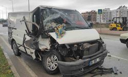 Bir anlık dalgınlıkla önünde ilerleyen kamyonete çarptı: 3 yaralı