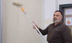 Bir babanın vefası: Şehit oğlunun adını taşıyan okulu kendi elleriyle yeniliyor