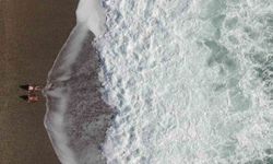 Bir hafta aradan sonra güneşi gören Antalyalılar sahile akın etti