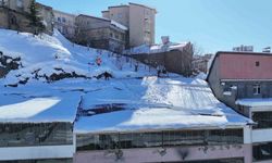 Bitlis'te çatılarda tehlikeli kar temizliği