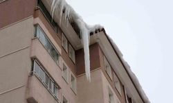Bitlis'te çatılardaki buzların boyu 5 metreye ulaştı