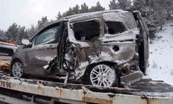 Bolu'da kamyon ile hafif ticari araç çarpıştı: 2 yaralı