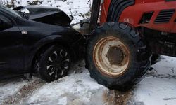 Bolu'da traktör ile otomobil kafa kafaya çarpıştı: 1 yaralı