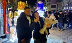 Bolu'da yeni yıl coşkusu: Kimisi oyun havasıyla, kimisi evlilik teklifiyle 2026'ya girdi