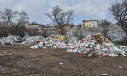 Boş araziye bırakılan atıklar tepeler oluşturdu