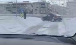 Bursa'da kar yağışını fırsat bildi, kavşakta drift attı