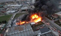 Büyükçekmece'de plastik kasa üretimi yapan fabrikada yangın