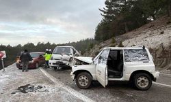 Buzlanma nedeniyle arazi aracıyla kamyonet çarpıştı: 2 yaralı