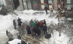 Çatıdan düşen kar kütlesinin altında kalan kadın hayatını kaybetti