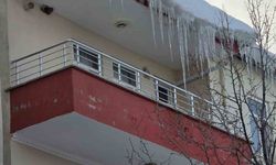 Çatılardaki buz kütleleri tehlike saçıyor