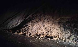 Çaycuma'da heyelan trafik akışını durdurdu