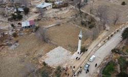 Cemaat, imam, minare var fakat cami yok