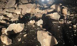 Dağdan kopan kayalar yolu trafiğe kapattı