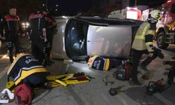 Devrilen otomobilin altında kalan sürücü itfaiye ekiplerince çıkarıldı
