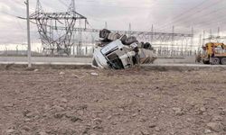 Devrilen tır karayolunu ulaşıma kapattı