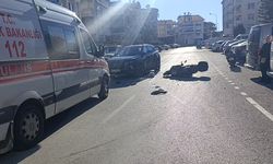 Devrilerek sürüklenen motosikletli otomobile çarptı