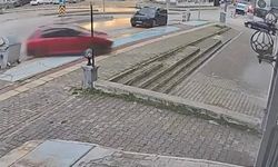 Direksiyon dersinde fren yerine gaza bastı: Otomobil dükkânın önüne uçtu