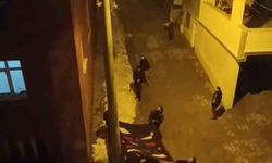 Direkte mahsur kalan kedi açılan battaniye ile kurtarıldı