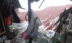 Elazığ'da kar ve fırtına köyün tek marketini kullanılamaz hale getirdi