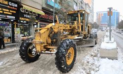 Elazığ'da karla mücadele çalışmaları sürüyor