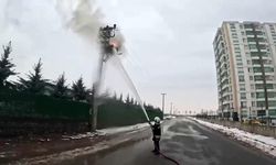 Elektrik direğindeki yangına müdahale, itfaiye erinin gözünden kayda alındı