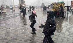 Endonezyalı turistlerin kar sevinci kameraya yansıdı