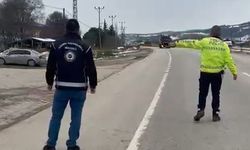 Erbaa'da tırın yatak kısmında saklanan 2 kaçak göçmen yakalandı