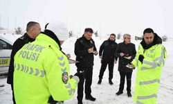 Erzincan Emniyet Müdürü Baybaba'dan kar mesaisindeki personele ziyaret