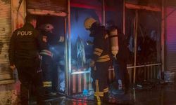 Erzincan'da gece yarısı yangın paniği: Çantacı dükkânı küle döndü