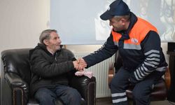 Esenyurt Belediye personeli yolda bulduğu para dolu poşeti sahibine teslim etti