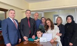 Evde eğitim alan öğrenciler karnelerini Kahraman'dan aldı