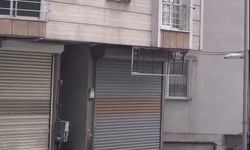 Eve kitlenen genç kadın kendini camdan attı; O anlar kamerada