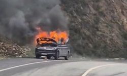 Eyüpsultan'da seyir halindeki araç alevlere teslim oldu