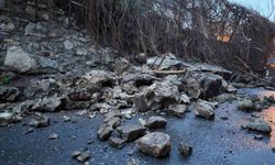 Fatih'te istinat duvarı çöktü