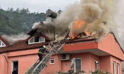 Fethiye'de üç katlı evin çatı katı alevlere teslim oldu