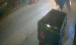 Finike'de hortumun römorku yerinden oynattığı anlar güvenlik kamerasında