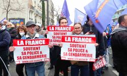 Fransa'da binlerce kişiden polise destek ve kaynak yetersizliğine dikkat çekmek için yürüyüş