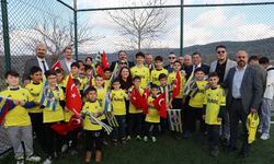 Galatasaraylı başkan, Fenerbahçeli çocukları sevindirdi