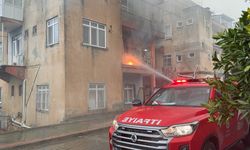 Gazipaşa'da üç katlı evin ikinci katında yangın çıktı