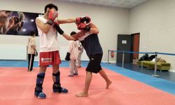 Genç sporcular Kick Boks ile zamanlarını sporla değerlendiriyor