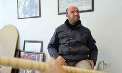 Gözleri görmüyor, hayata müzikle tutunuyor