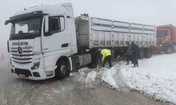 Hatay'da karla kaplı yolda sürücüler zor anlar yaşadılar
