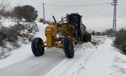Hatay'da karla mücadele aralıksız sürdürüyor
