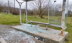 Huzurevi sakinlerinin kullandığı otobüs durağının camlarını kırdılar