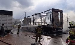 İnegöl'de park halindeki sünger ve mobilya yüklü tır dorseleri alev alev yandı