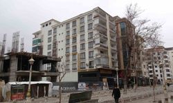 İstinat duvarı çöken bina havadan görüntülendi