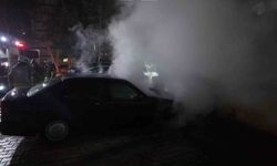 Kadıköy'de apartman otoparkında otomobil alev aldı