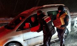 Kahramanmaraş'ta yolda mahsur kalan vatandaşlara jandarmadan yardım