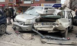 Kamyonet, kırmızı ışıkta bekleyen 7 aracın arasına daldı: 2 yaralı